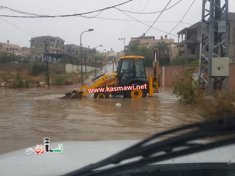 في هذه الأجواء الماطرة ... يكمل العطاء .. طواقم الصيانة ونادر ابو عقل في الميدان يلبون احتياجات الاهالي